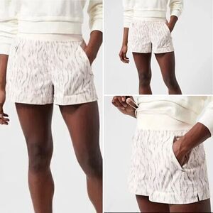 Athleta Trekkie North Short Women’s Size 20 Gray/White Floral Design Retail $69
